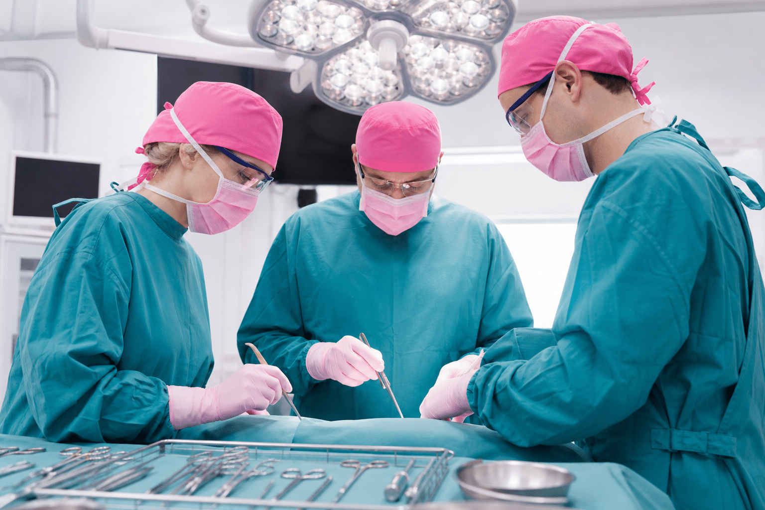 Chirurgisches Team führt eine Revisionsoperation an Brustimplantaten in einem modernen Operationssaal durch.