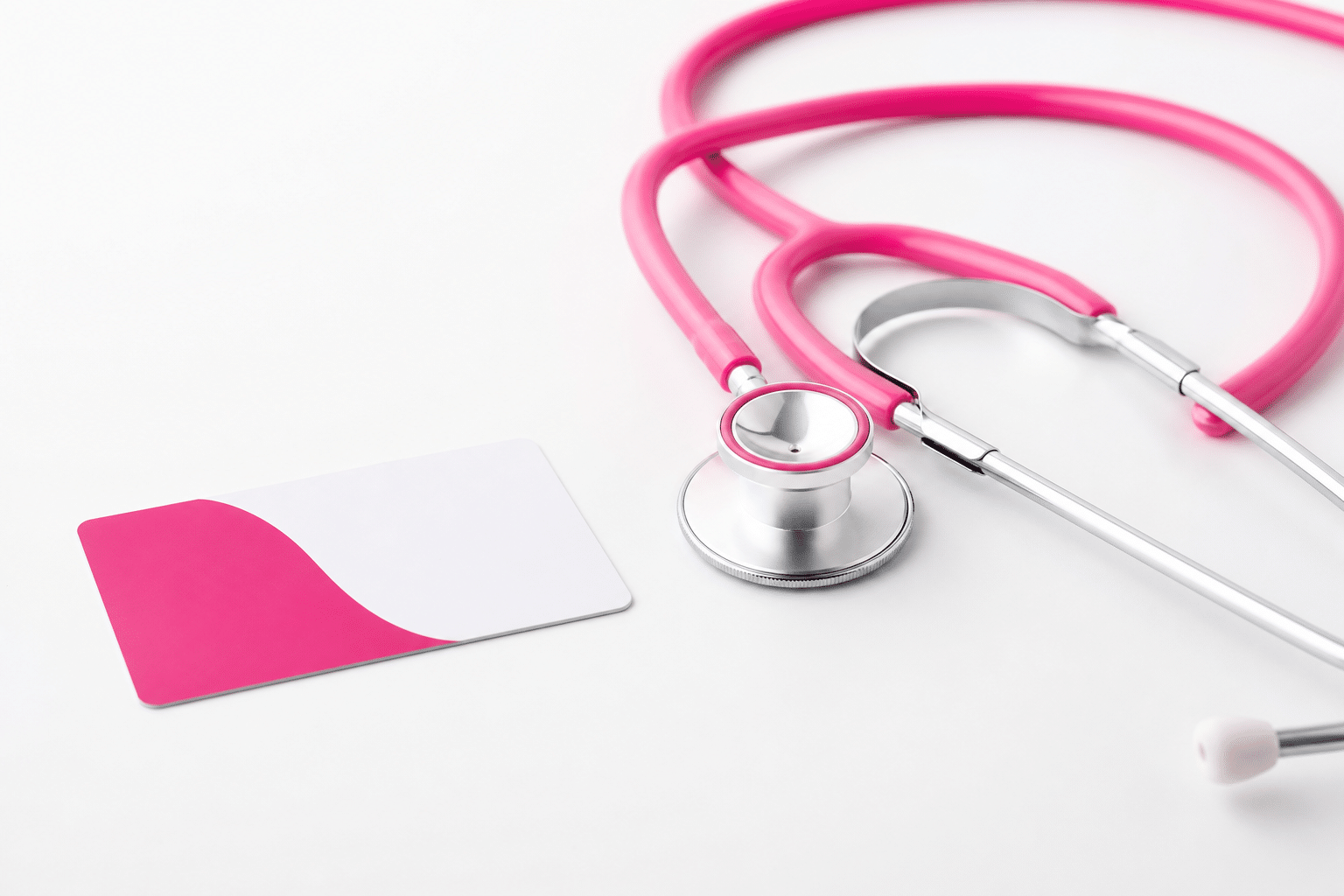 Krankenversicherungskarte neben einem Stethoskop symbolisiert die Frage, ob die Krankenkasse Schönheitsoperationen bezahlt.