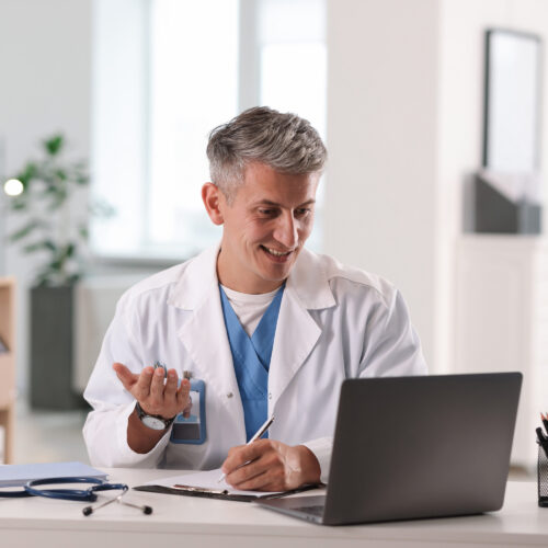 Ein Arzt informiert sich über die Praxisversicherungen für plastische Chirurgie von medical4beauty