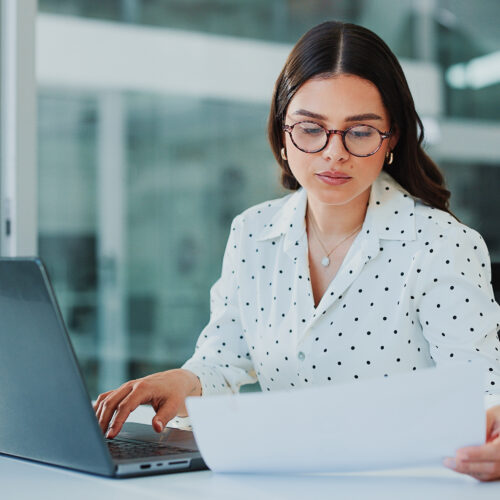 Eine 4beauty-Versicherungsexpertin bei der Arbeit
