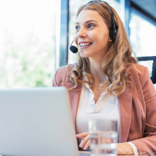 Eine Mitarbeiterin von 4beauty im Telefongespräch